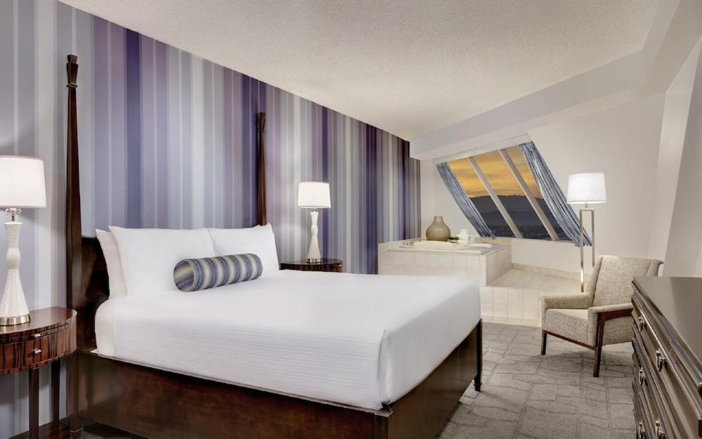 Luxor Hotel & Casino By Suiteness لاس فيغاس المظهر الخارجي الصورة